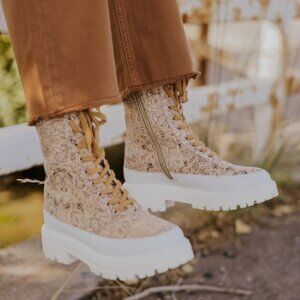 NWOT Free People jacquard print canvas lug sole lace-up "hiker" boots, EU 40